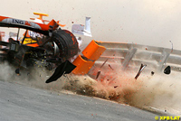 Heikki Kovalainen sort violement de la piste à Bahreïn