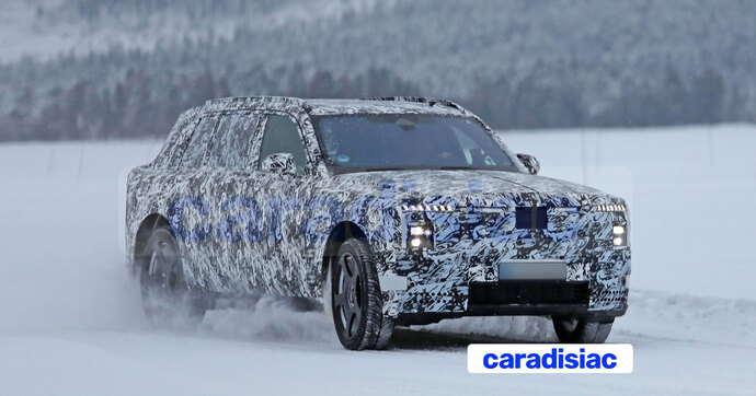 Glissades contrôlées sur la neige de Suède pour le tout nouveau Rolls-Royce Cullinan équipé d’une motorisation électrique.