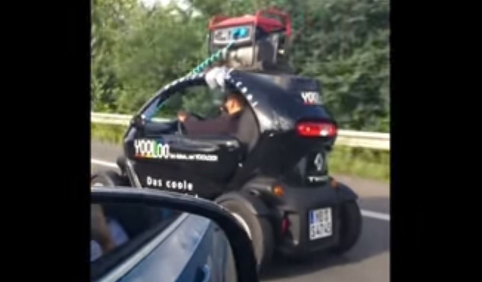 https://images.caradisiac.com/logos/2/4/3/2/192432/S8-insolite-un-renault-twizy-avec-un-generateur-sur-le-toit-109508.jpg