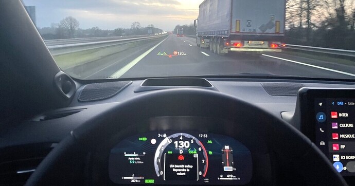 Bientôt bridé à 130 km/h ? Pourquoi les constructeurs limitent désormais volontairement leurs nouveaux modèles