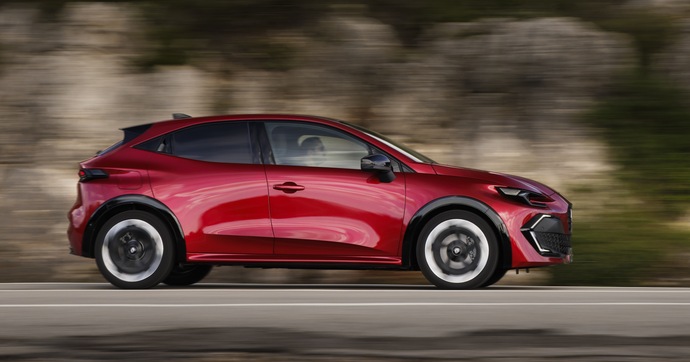 Malgré la fuite de son directeur en 2025, Renault semble aller beaucoup mieux que Stellantis