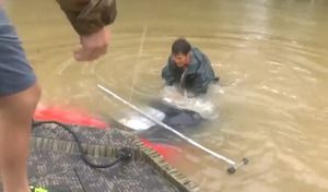 Inondations en Louisiane : il sauve une femme et son chien d'une Mazda MX-5 en train de couler
