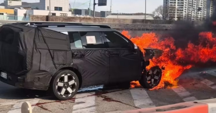 Tout le monde est d’accord pour dire qu’en prenant feu sur la route, ce prototype de Hyundai Santa Fe joue parfaitement son rôle