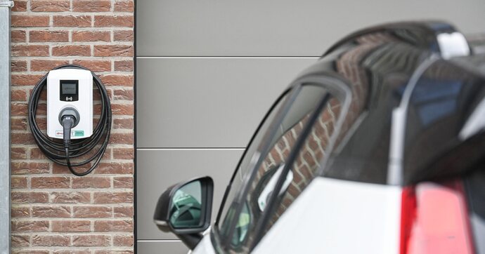 Recharger sa voiture chez des proches : le nouveau tabou Français qui électrise les dîners de famille