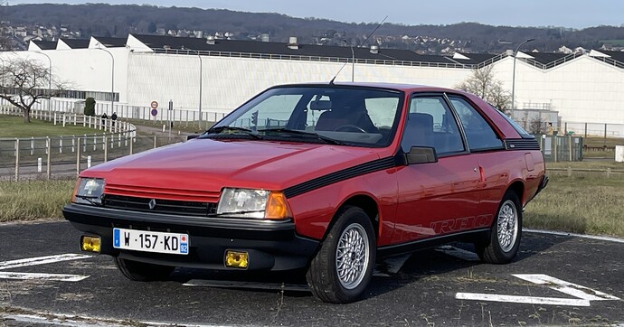La Renault Fuego Turbo, star du stand Caradisiac à Rétromobile 2026 (vidéo)
