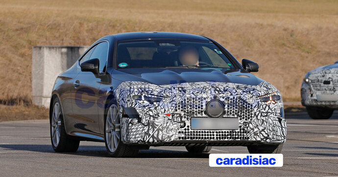 Mercedes va restyler son grand coupé Mercedes CLE. Les prototypes de ce modèle « lifté » circulent déjà sur route ouverte.