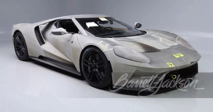 Des gens se préparent à dépenser une fortune pour cette Ford GT sans peinture et interdite sur la route