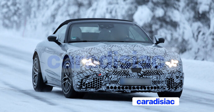 La marque allemande poursuit sa politique de restylage des modèles thermiques et la Mercedes-AMG SL adopte elle aussi des feux de jour « étoilés ».