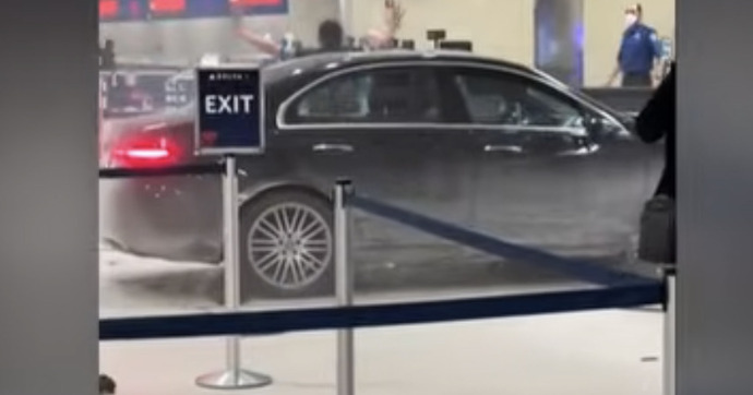 Il traverse un terminal d’aéroport puis encastre sa Mercedes dans un comptoir