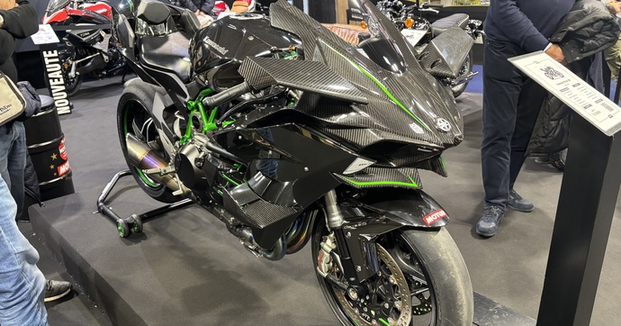 La H2R en tête d’affiche du stand Kawasaki à Rétromobile