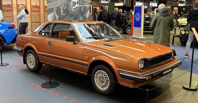 Sur le stand Honda, la Prelude rentre à nouveau dans la lumière