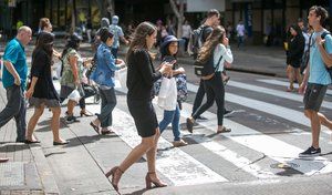 Sécurité : un PV ceux qui traversent la route en regardant leur smartphone, bonne idée ?