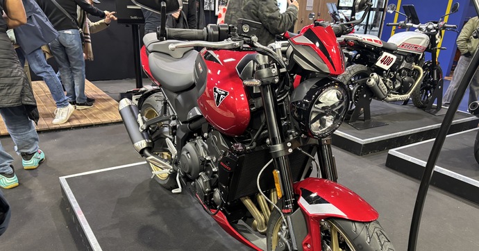Sur le stand Triumph à Rétromobile, pas une ancienne mais la gamme actuelle