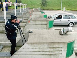 Flashé à plus de 250 km/h, il bloque le radar