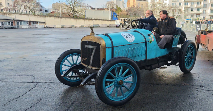 Faites un tour en voiture centenaire au salon Rétromobile, c'est l'animation du club des "Teuf-Teuf"