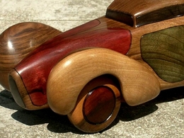 Art/sculpture : Les voitures en noyer de Causses de Marcel Coronel