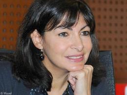 Anne Hidalgo propose le stationnement gratuit pour les voitures électriques