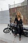 Moto & Sexy : Alessandra Ambrosio sexy sur une moto.