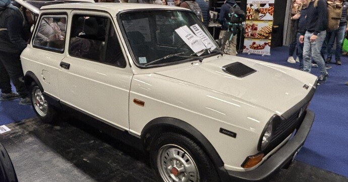 Elle résiste aux tirs de Kalachnikov : découvrez l’incroyable histoire de cette voiture de mafieux exposée à Rétromobile