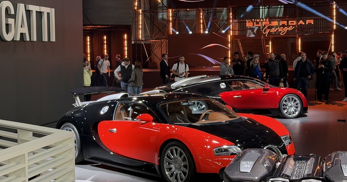 On se croirait revenu à l’époque des grands salons automobiles avec l’Ultimate Supercar Garage et toutes ces supercars !