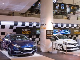 Renault affiche sa sportivité dans son Atelier des Champs-Elysées