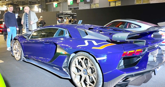 J’ai montré les supercars modernes de Rétromobile à Stéphane Schlesinger et évidemment, il n’aime pas ça