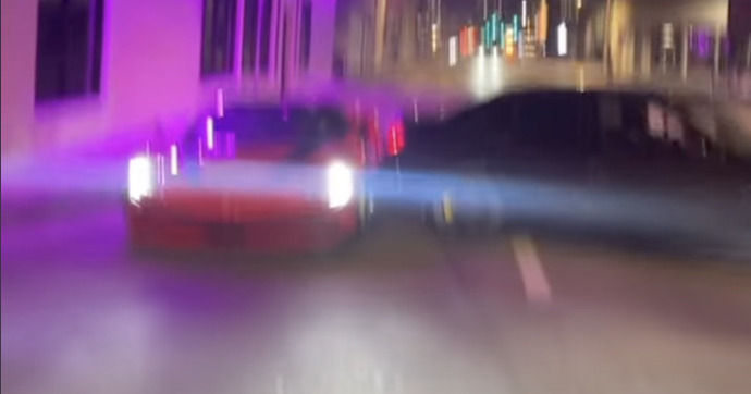 Il endommage une Ferrari, puis prend la fuite