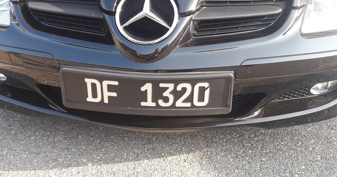 Que se cache-t-il derrière les mystérieuses plaques noires « DF » de certaines voitures ?