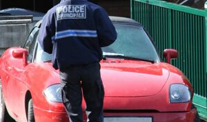 Laisser tourner le moteur à l'arrêt peut vous coûter 135 euros