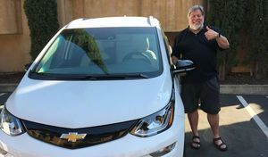 Le co-fondateur d'Apple critique sa Tesla et passe sur la Chevrolet Bolt
