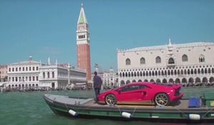 Insolite : une Lamborghini Aventador Miura Homage sur un bateau à Venise