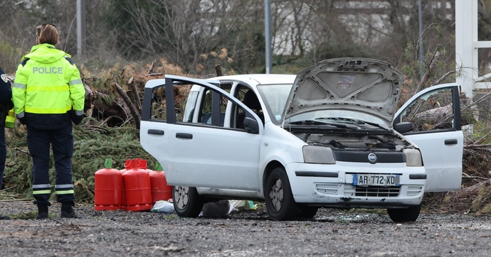 A Marseille, la circulation totalement bloquée par une voiture abandonnée suspecte, contenant des bouteilles de gaz