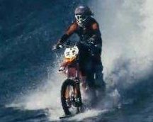 Vidéo: du surf avec une moto ? C'est possible !