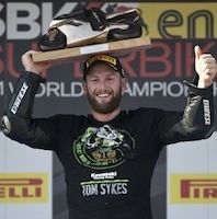 Idée cadeau: Kawasaki célèbre son titre de champion du monde de WSBK avec un tee-shirt Tom Sykes