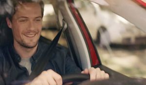 Une publicité Peugeot bannie à cause de messages au volant