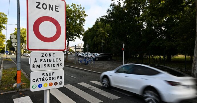 Et si la fin des prévue des ZFE n’était qu’un mirage ? Pendant que l’État maintient des interdictions qu’il n’assume plus, les professionnels avancent dans le flou.