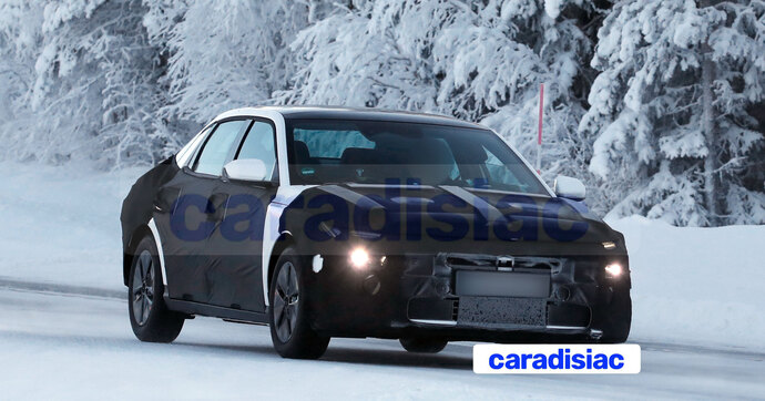 Hyundai cherche à concurrencer la Mercedes CLA en Europe, avec une Hyundai Elantra dont un prototype circule actuellement en Scandinavie