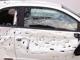 Italie : il détruit sa Fiat 500 neuve à coups de hâche