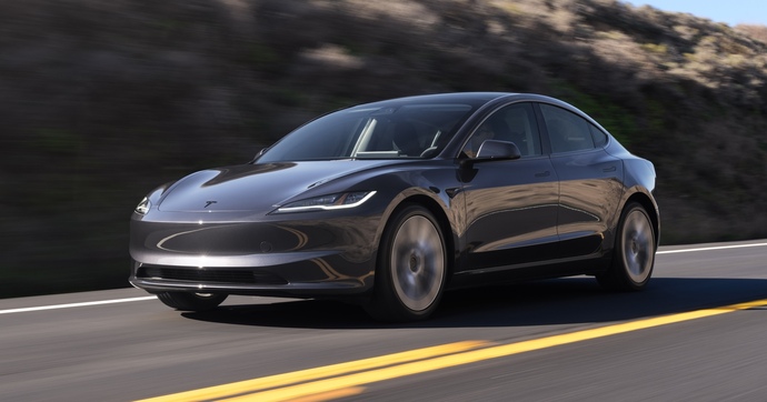 Qui se souvient du temps où Tesla vendait la Model 3 à prix d’or ? L’évolution de sa valeur neuve est un cas unique