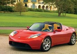 Des Tesla Roadster électriques avec conduite à droite en perspective