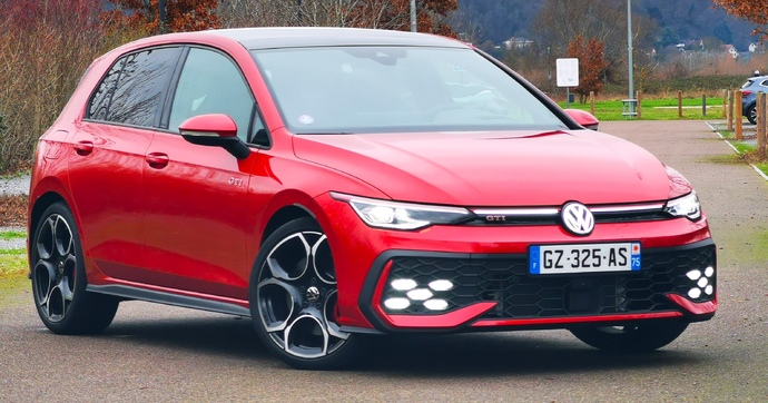 Comment un trafiquant a modifié sa Golf pour transporter 137.000 euros de cocaïne sous le capot