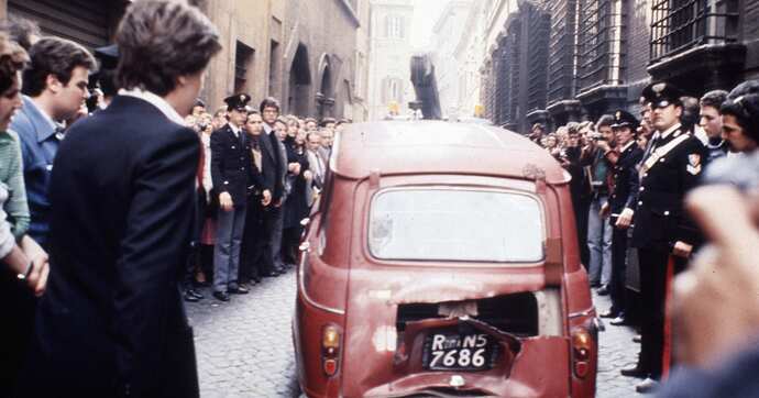 1978 : l'ex-Premier ministre italien Aldo Moro assassiné et jeté dans le coffre d'une Renault 4