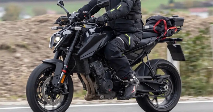 Un nouveau style et plus de composants WP pour la KTM 790 Duke, le roadster compatible A2 de la famille Duke