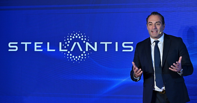 Après l’annonce d’un trou de 22 milliards de dollars, le nouveau patron de Stellantis pointe l'une des erreurs stratégiques de son prédécesseur