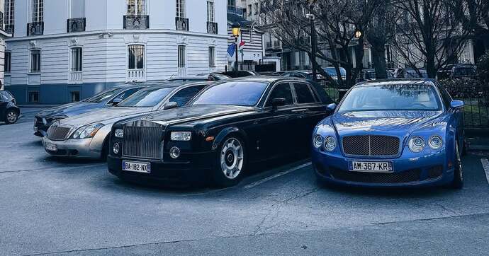Quelqu’un a oublié ses voitures de luxe dans Paris depuis beaucoup trop longtemps