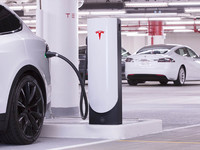 Tesla fait grimper le prix de la charge sur ses Superchargers