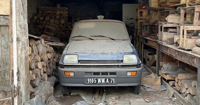 Cette Renault 5 n'a jamais roulé de sa vie car sa propriétaire avait peur de conduire