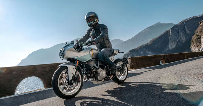 Surprise chez Ducati, la marque dévoile une nouveauté néo-rétro pour fêter ses 100 ans !