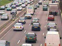 Week-end de chassé-croisé sur les routes : le ministère de l'Ecologie appelle à la prudence