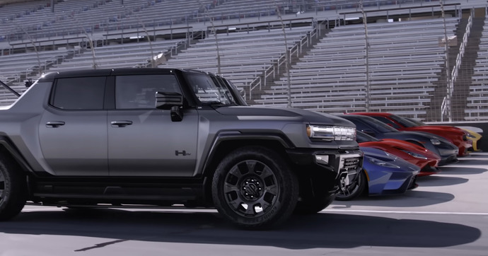 Même pour humilier des supercars, le Hummer EV est parfaitement fonctionnel